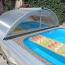Oblúkové zastrešenie PRAKTIK, farba strieborný elox, 3 moduly - odsunuté v priestore za bazénom - detail